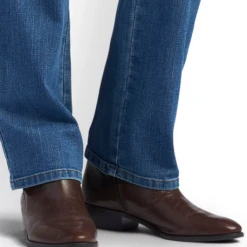 LEE WOMEN'S STRETCH RELAXED FIT STRAIGHT LEG JEAN IN MERIDIAN -down jacket shop LEE 3051833 LegDetail